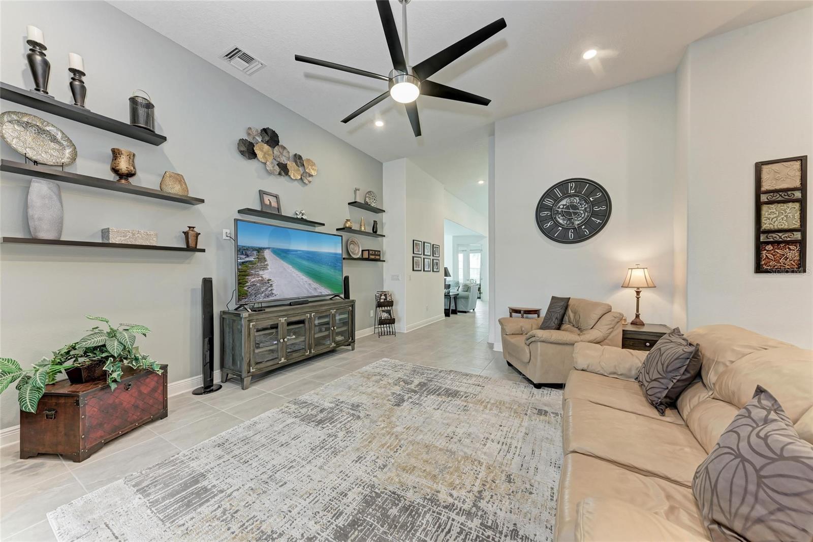 Listing photo id 18 for 5811 Campina Place