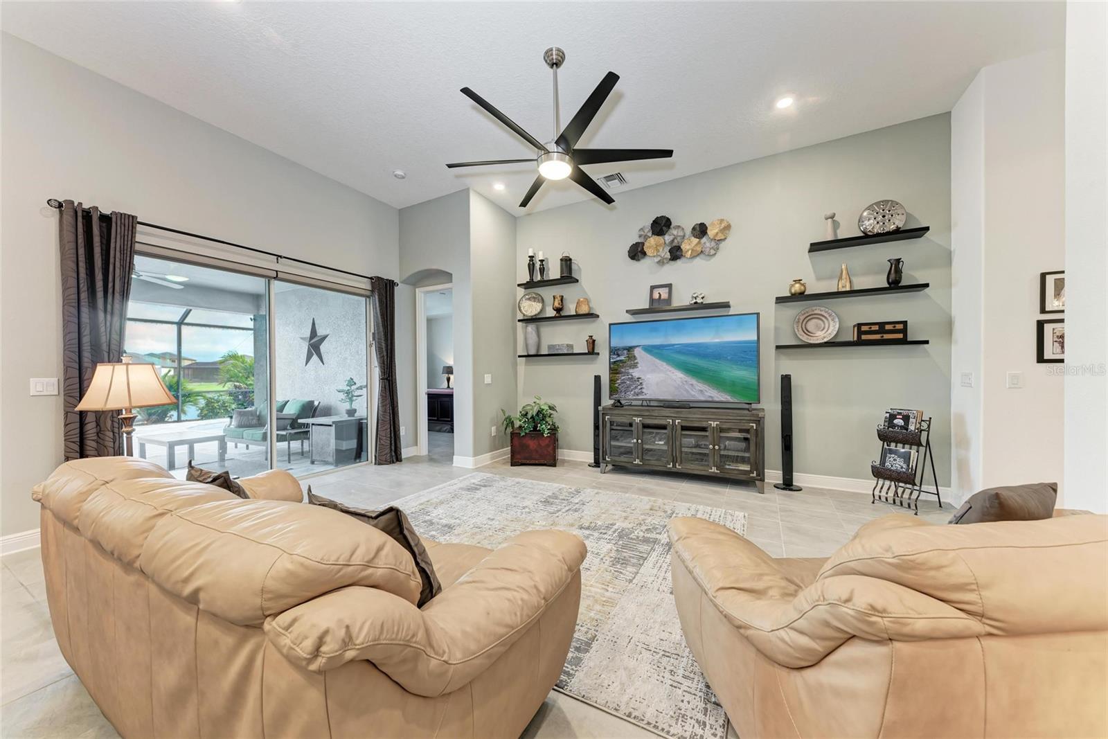 Listing photo id 26 for 5811 Campina Place