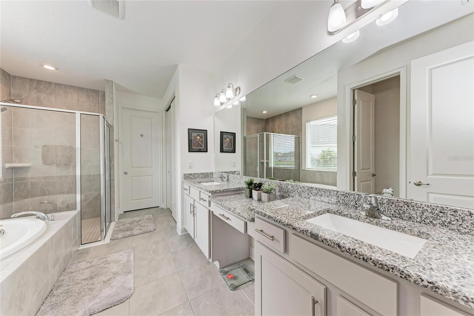 Listing photo id 31 for 5811 Campina Place
