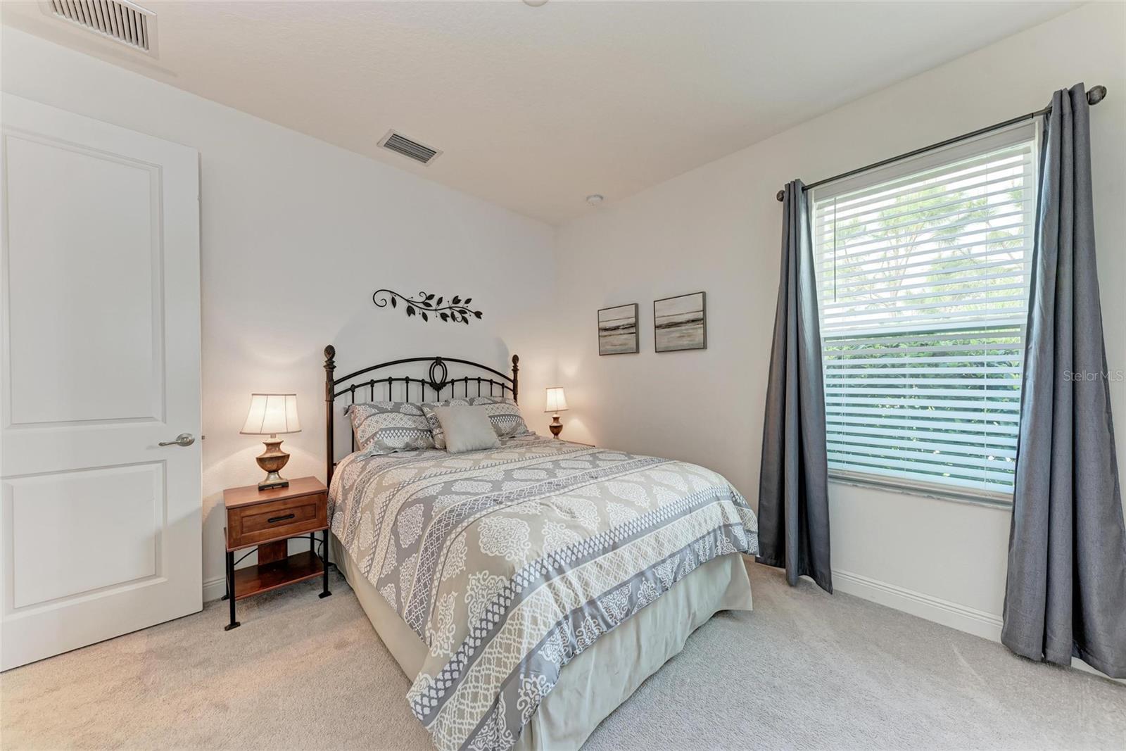 Listing photo id 38 for 5811 Campina Place