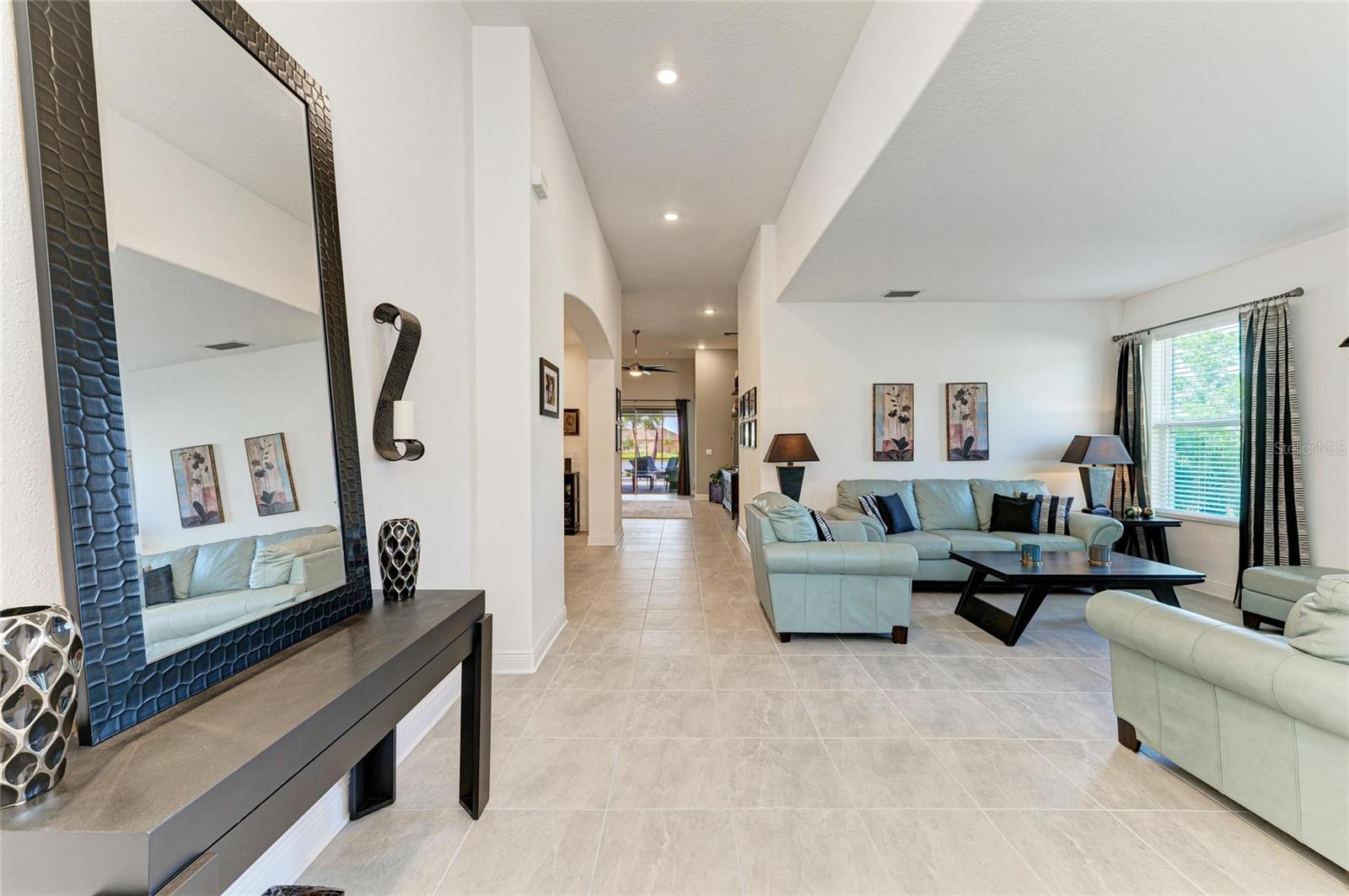 Listing photo id 5 for 5811 Campina Place
