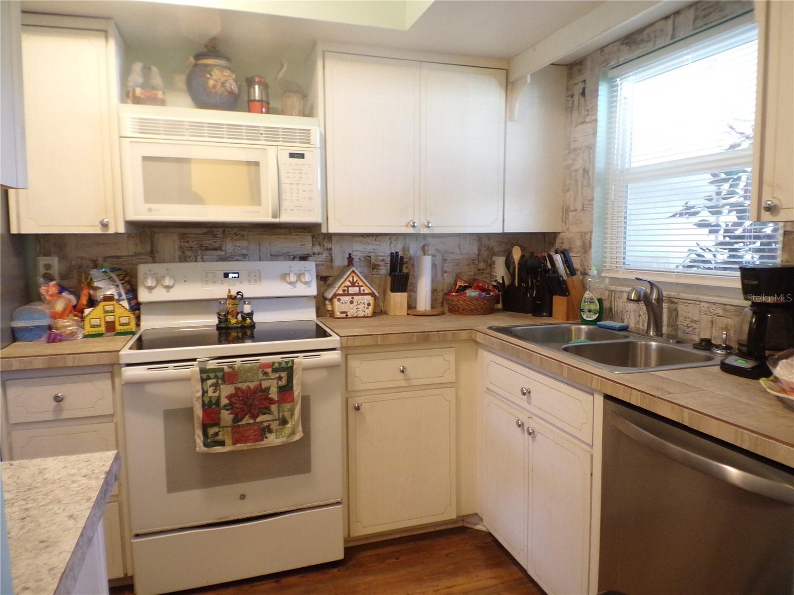 Image 18 of 49 For 670 Park Circle