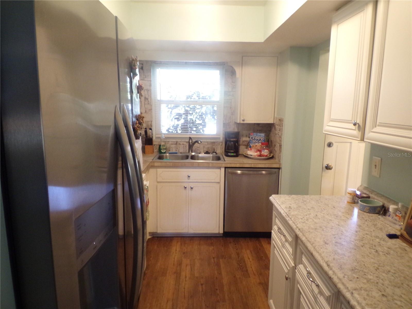 Image 3 of 49 For 670 Park Circle