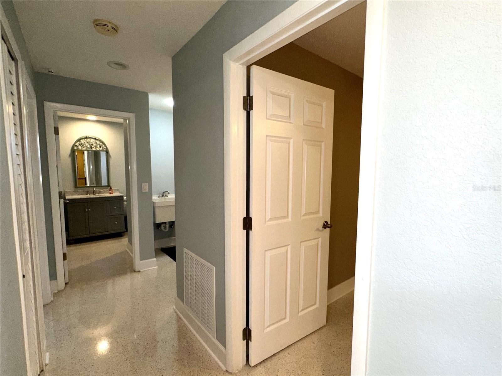 Image 23 of 45 For 1883 Riviera Circle