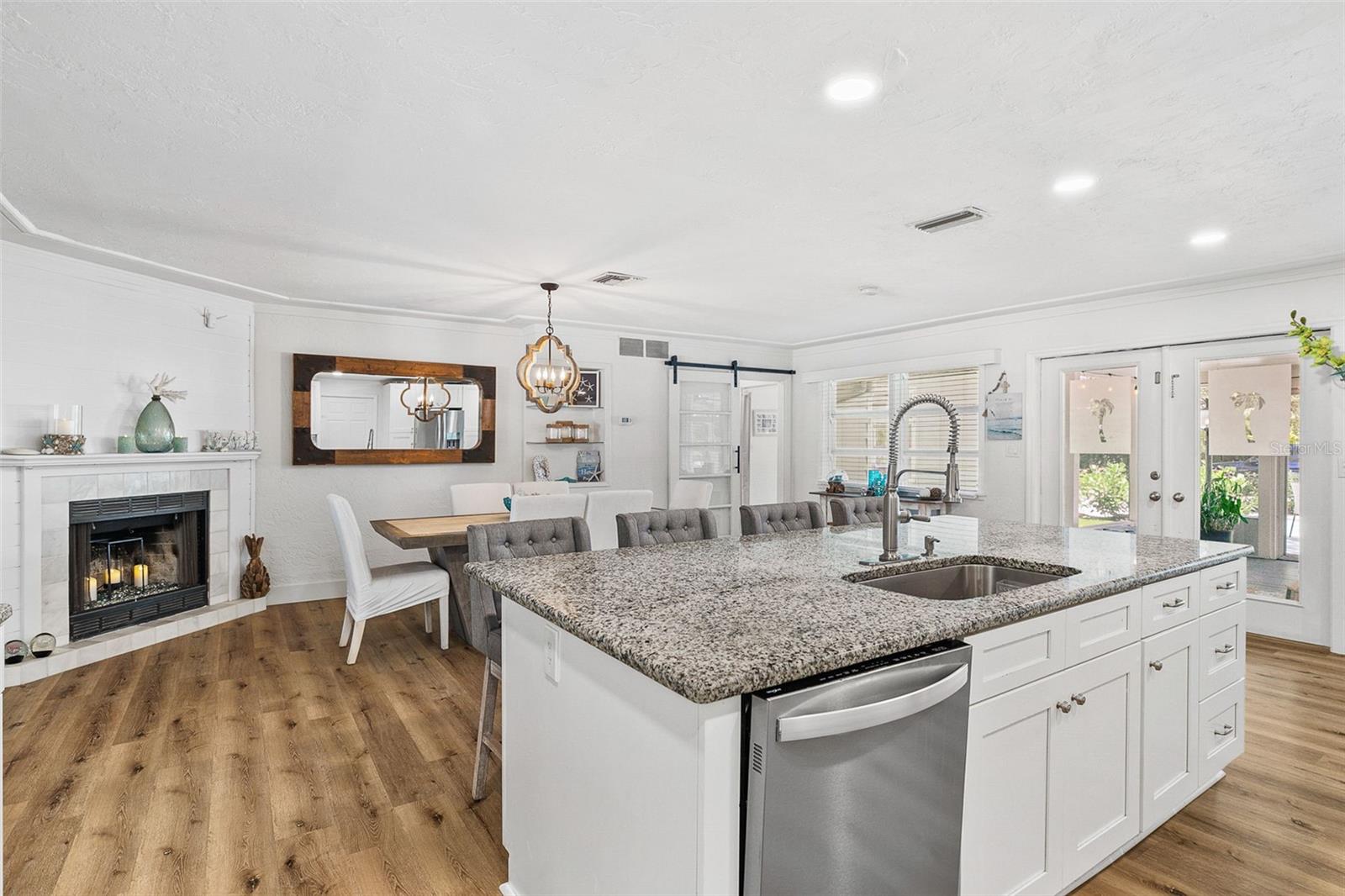 Image 18 of 61 For 2215 Hibiscus Street