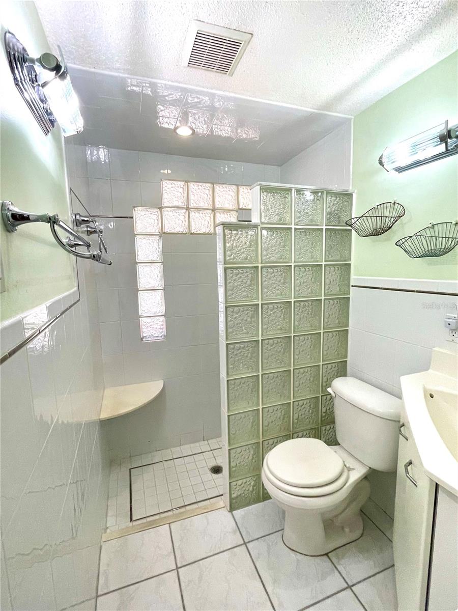 Image 13 of 28 For 6944 Larchmont Ave