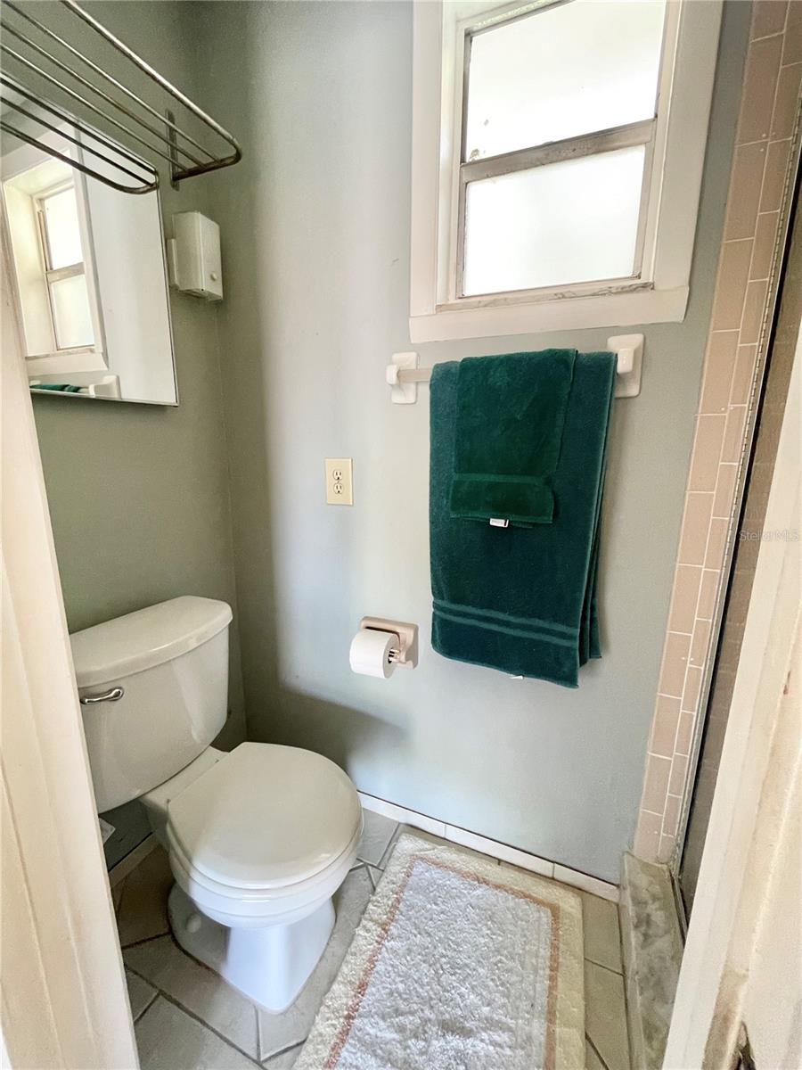 Image 16 of 28 For 6944 Larchmont Ave