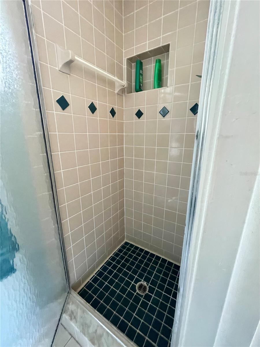 Image 17 of 28 For 6944 Larchmont Ave