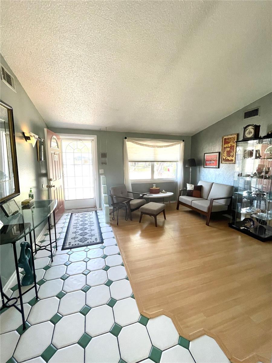 Image 3 of 28 For 6944 Larchmont Ave
