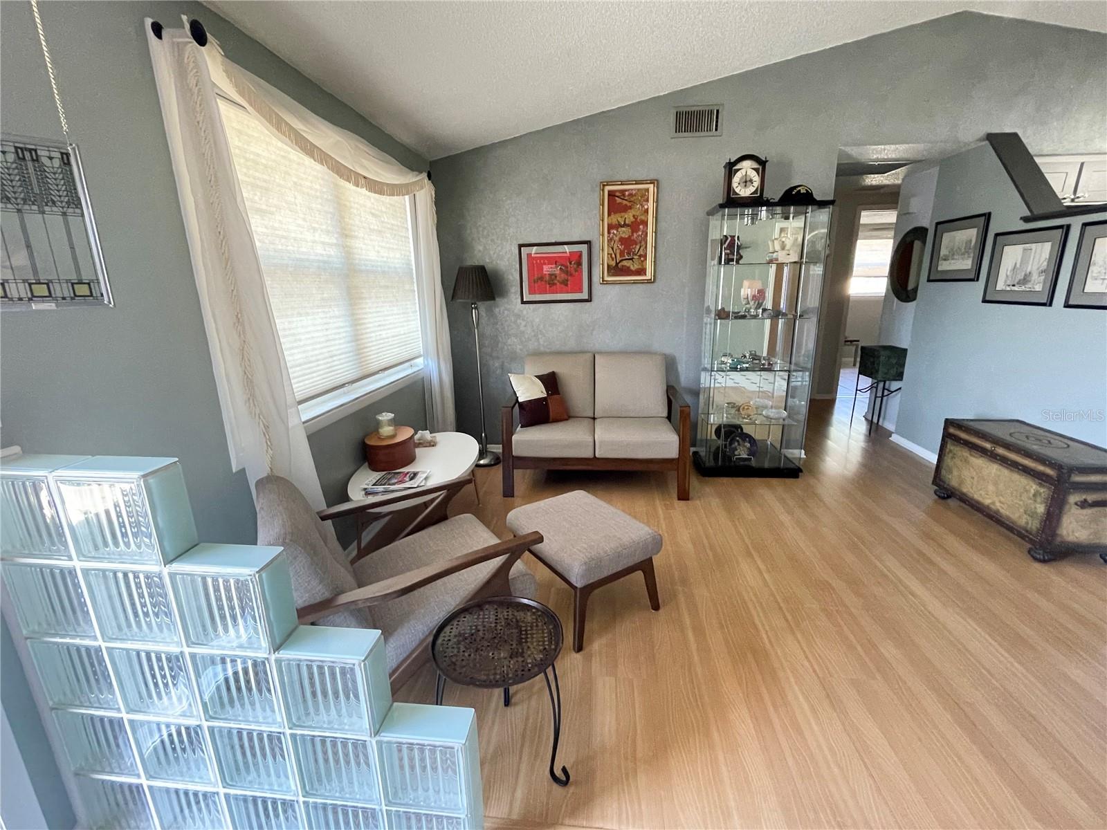 Image 4 of 28 For 6944 Larchmont Ave
