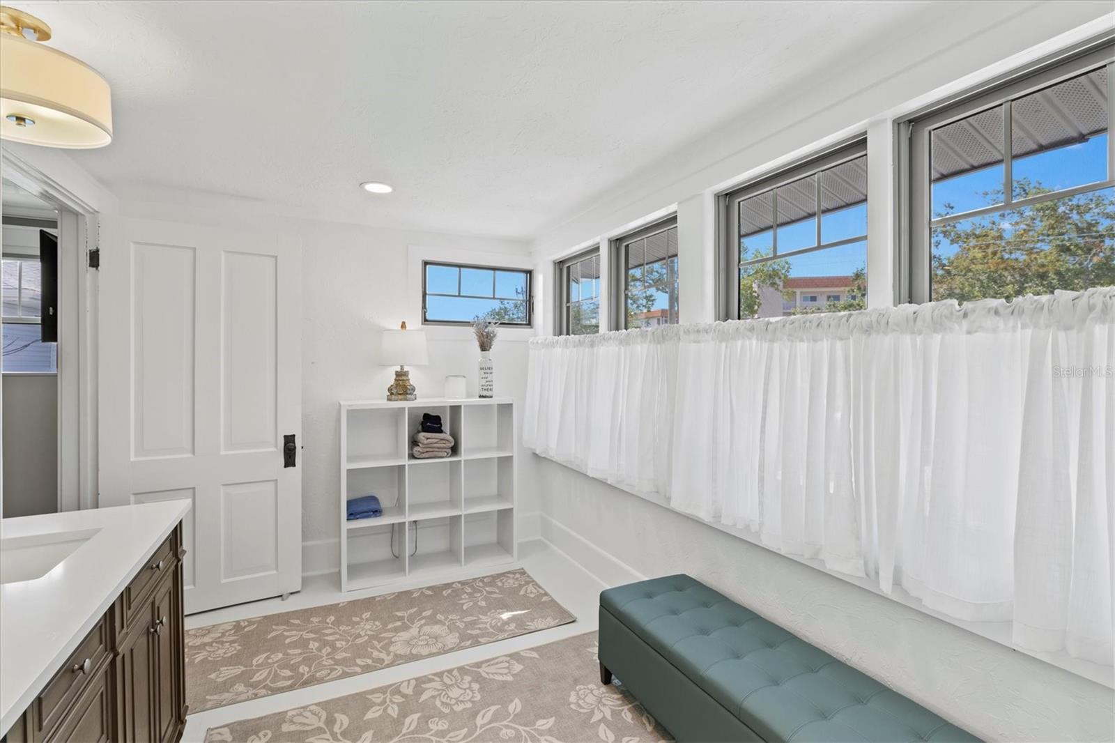 Image 28 of 70 For 1523 1st Avenue W