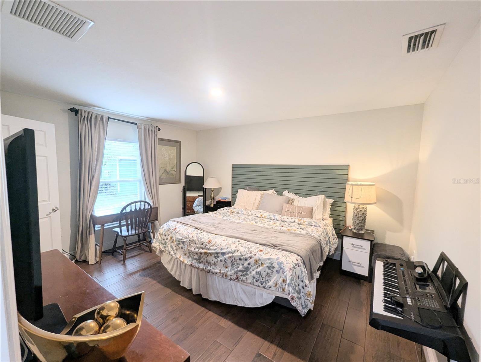 Image 13 of 30 For 1808 36th Avenue E