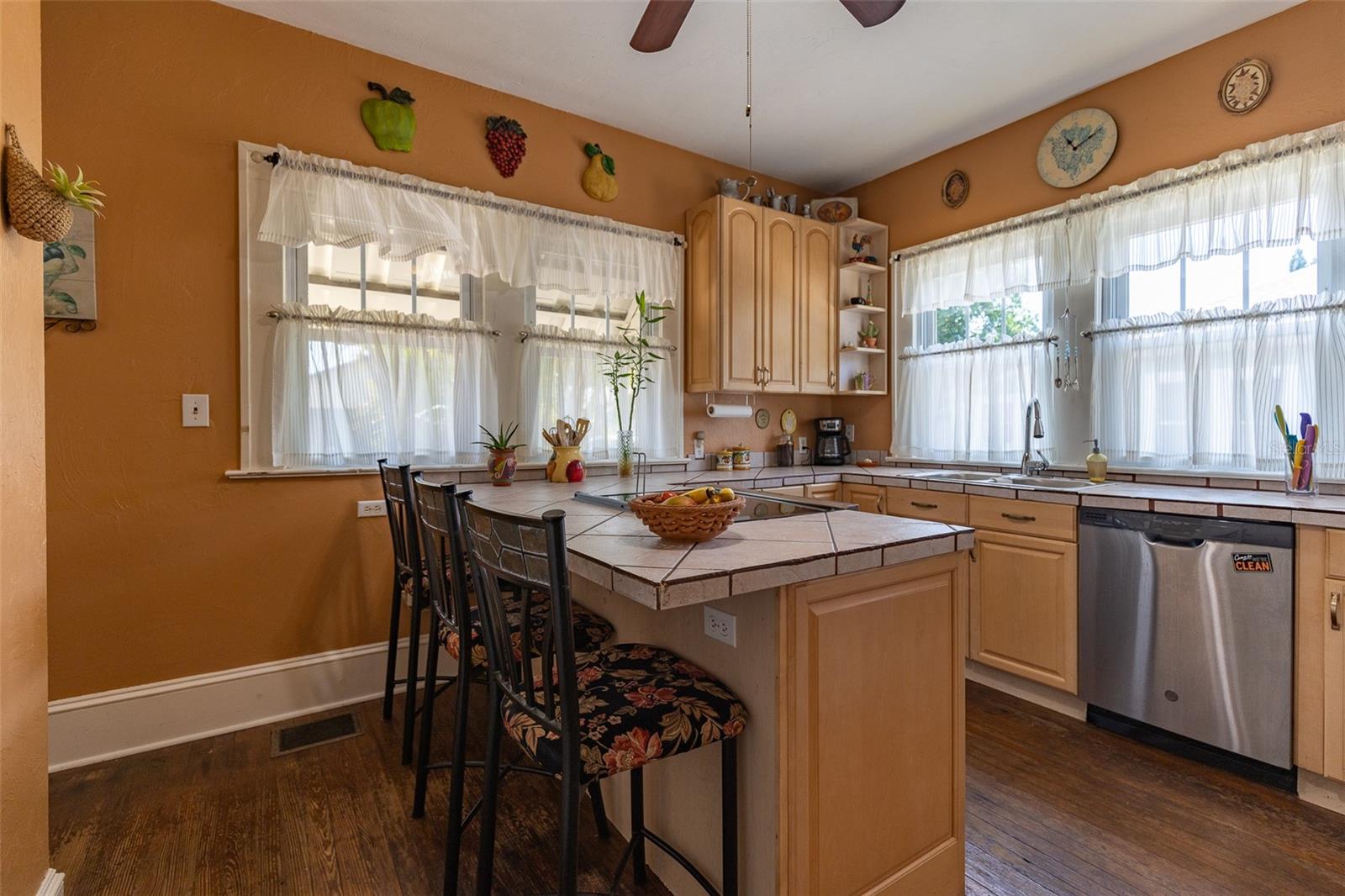 Image 21 of 30 For 1221 18th Street W