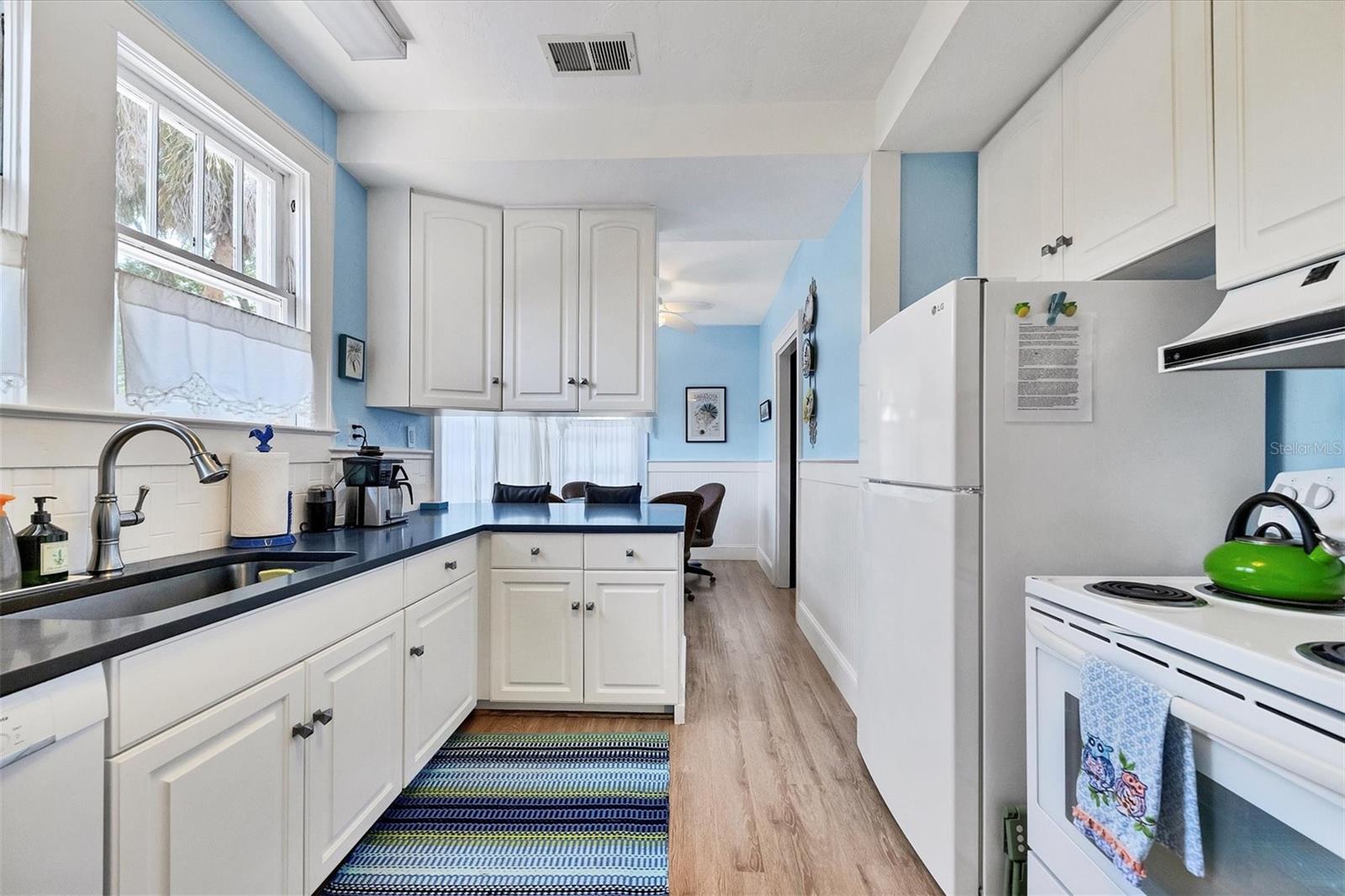 Image 11 of 49 For 1676 Oak Street