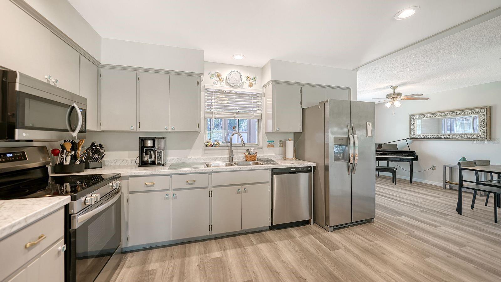 Image 13 of 49 For 2902 Captiva Gardens Drive 3