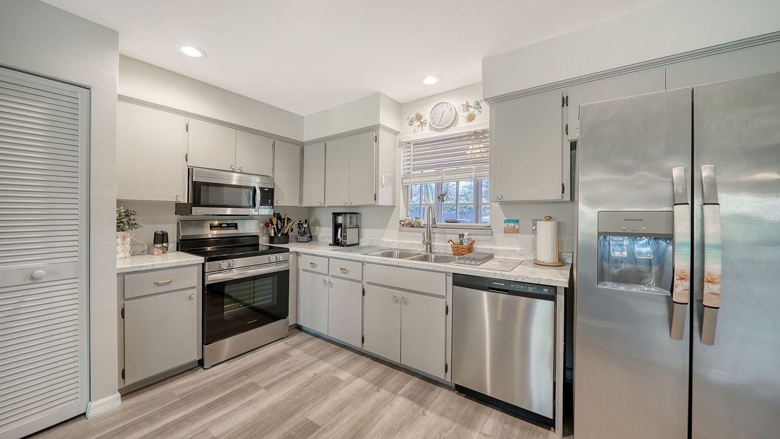 Image 14 of 49 For 2902 Captiva Gardens Drive 3