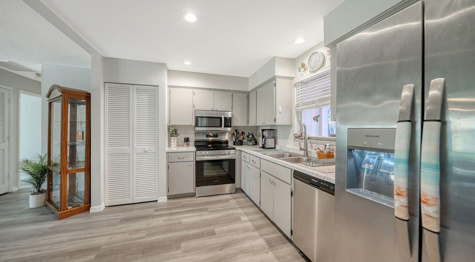 Image 15 of 49 For 2902 Captiva Gardens Drive 3