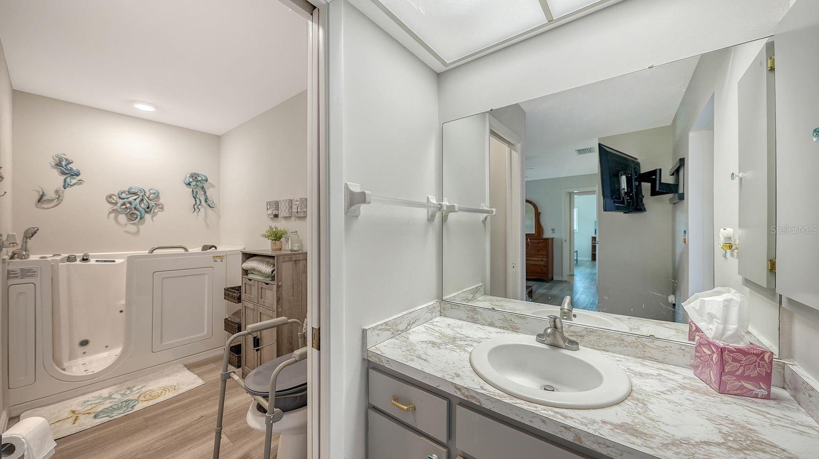 Image 23 of 49 For 2902 Captiva Gardens Drive 3
