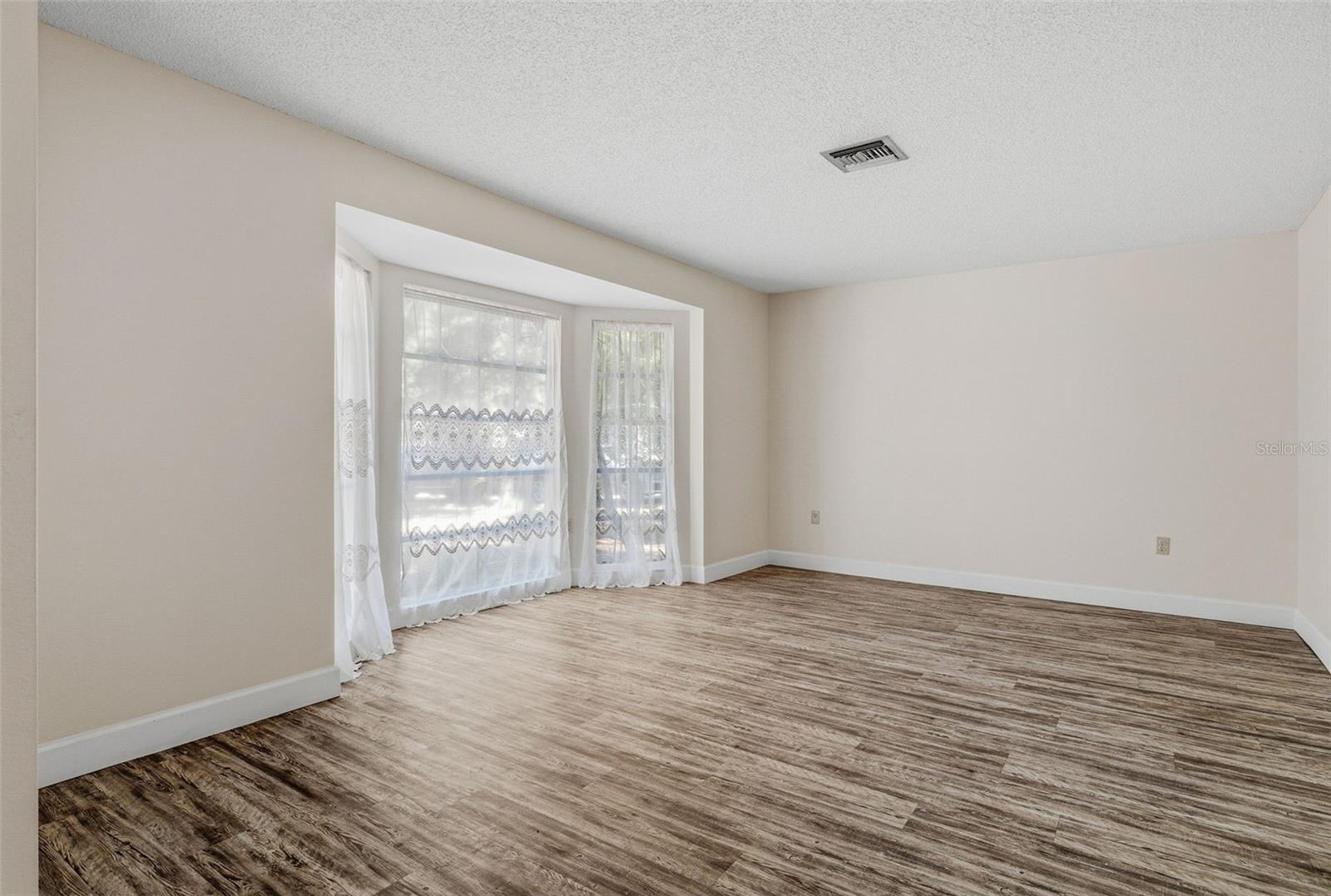 Image 8 of 45 For 2749 Greendale Drive