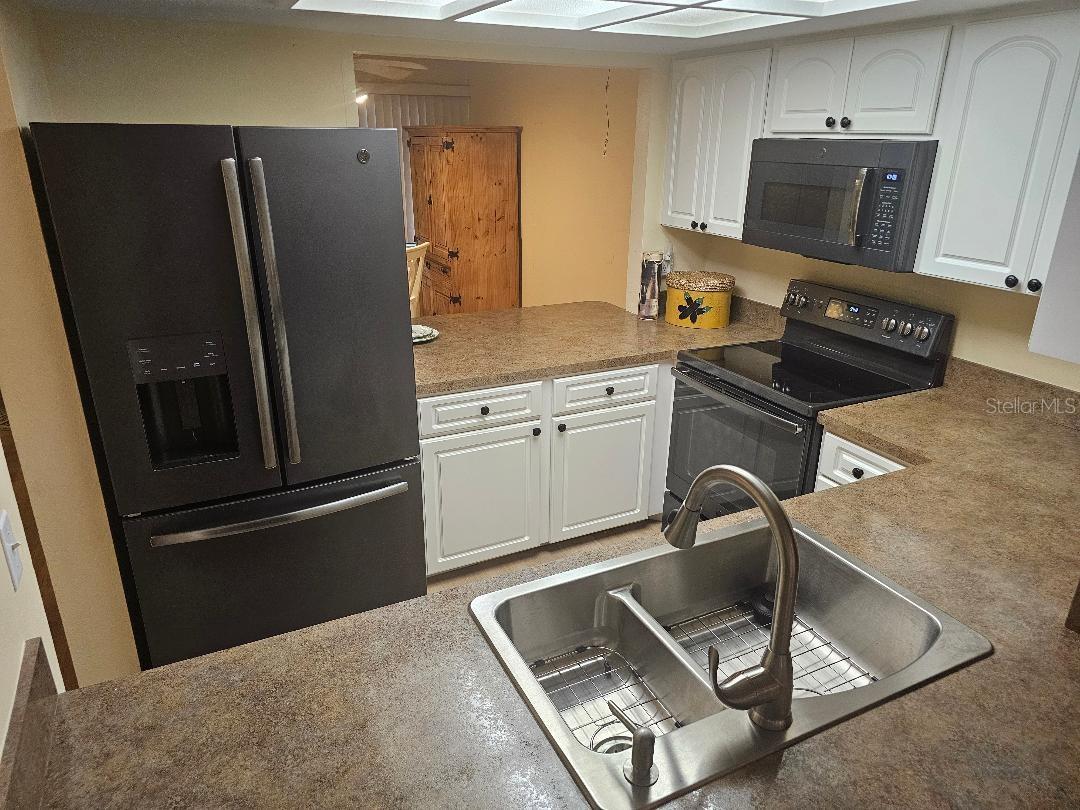 Image 5 of 19 For 956 Sunridge Drive H2