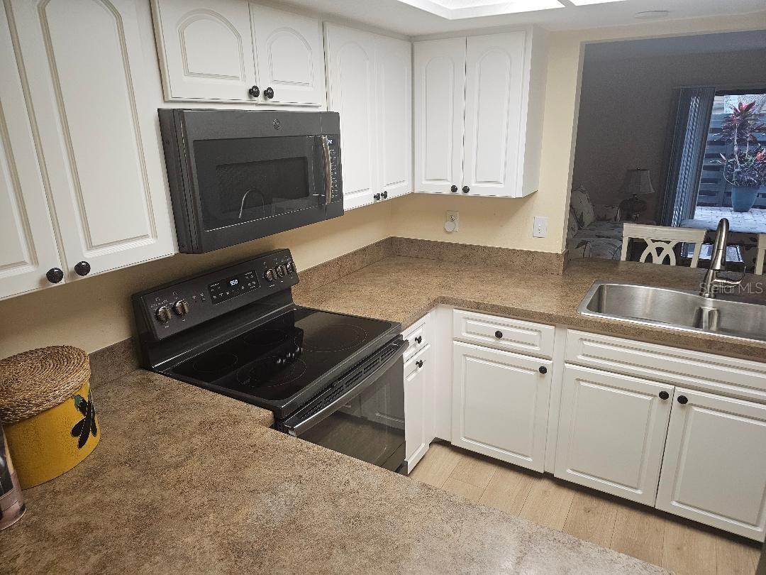 Image 6 of 19 For 956 Sunridge Drive H2