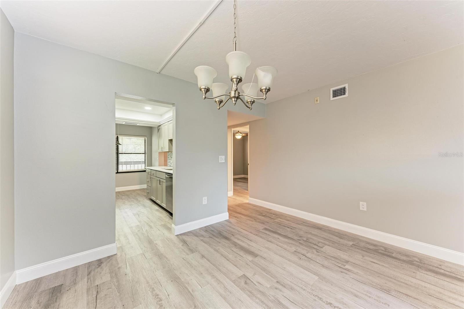 Image 15 of 54 For 515 30th Avenue W H201