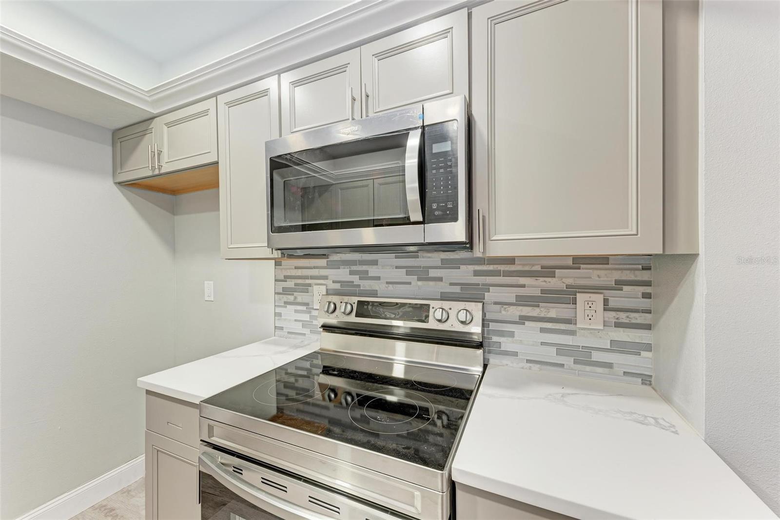Image 6 of 54 For 515 30th Avenue W H201