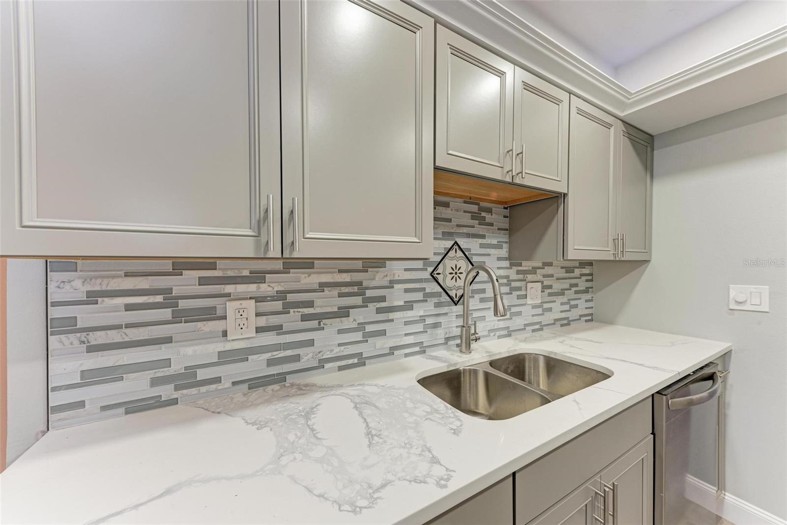 Image 7 of 54 For 515 30th Avenue W H201