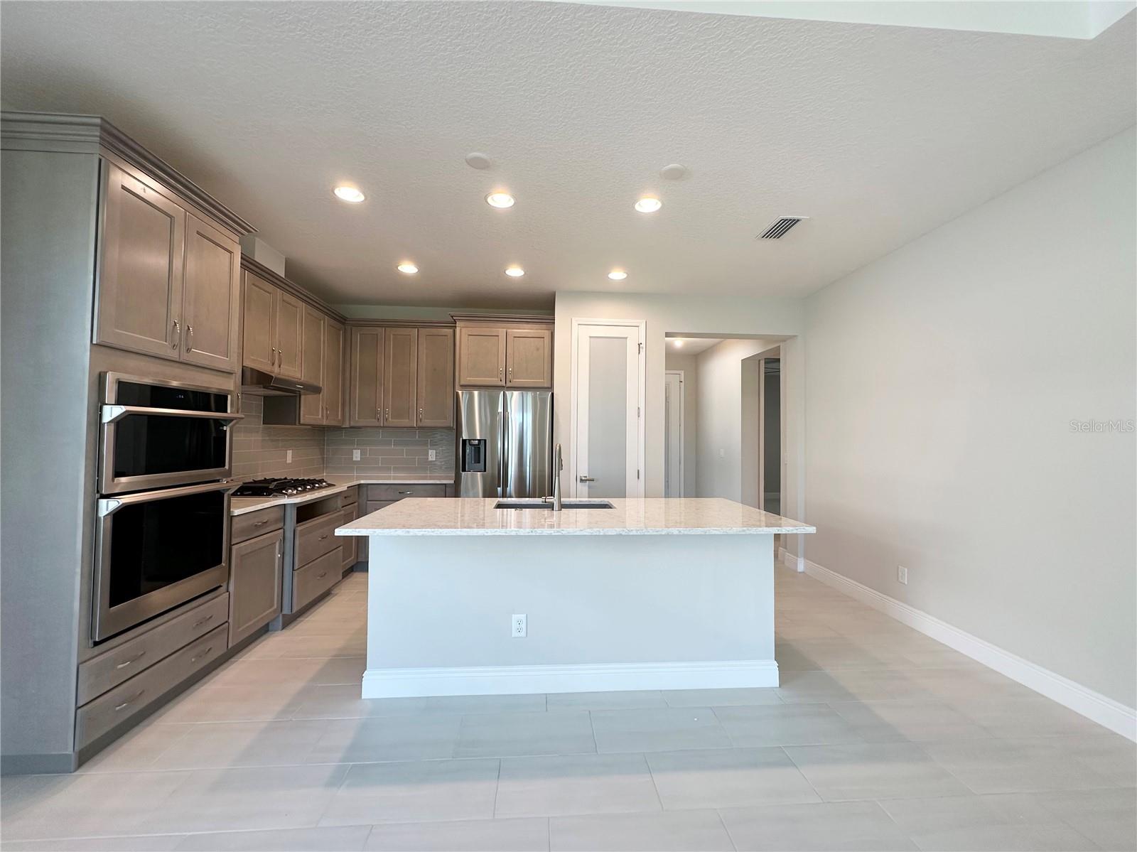 Image 6 of 22 For 10716 Klee Avenue