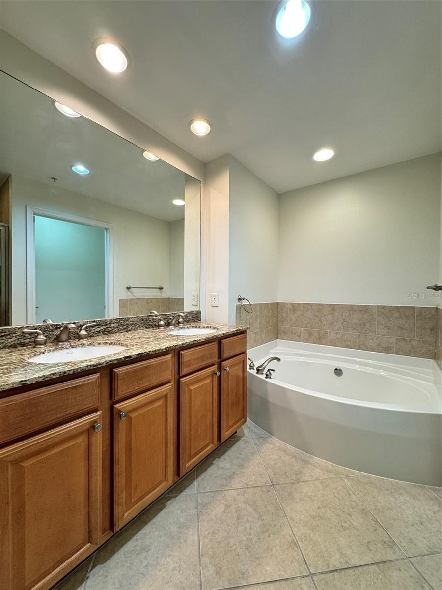 Image 19 of 37 For 808 3rd Avenue W 301