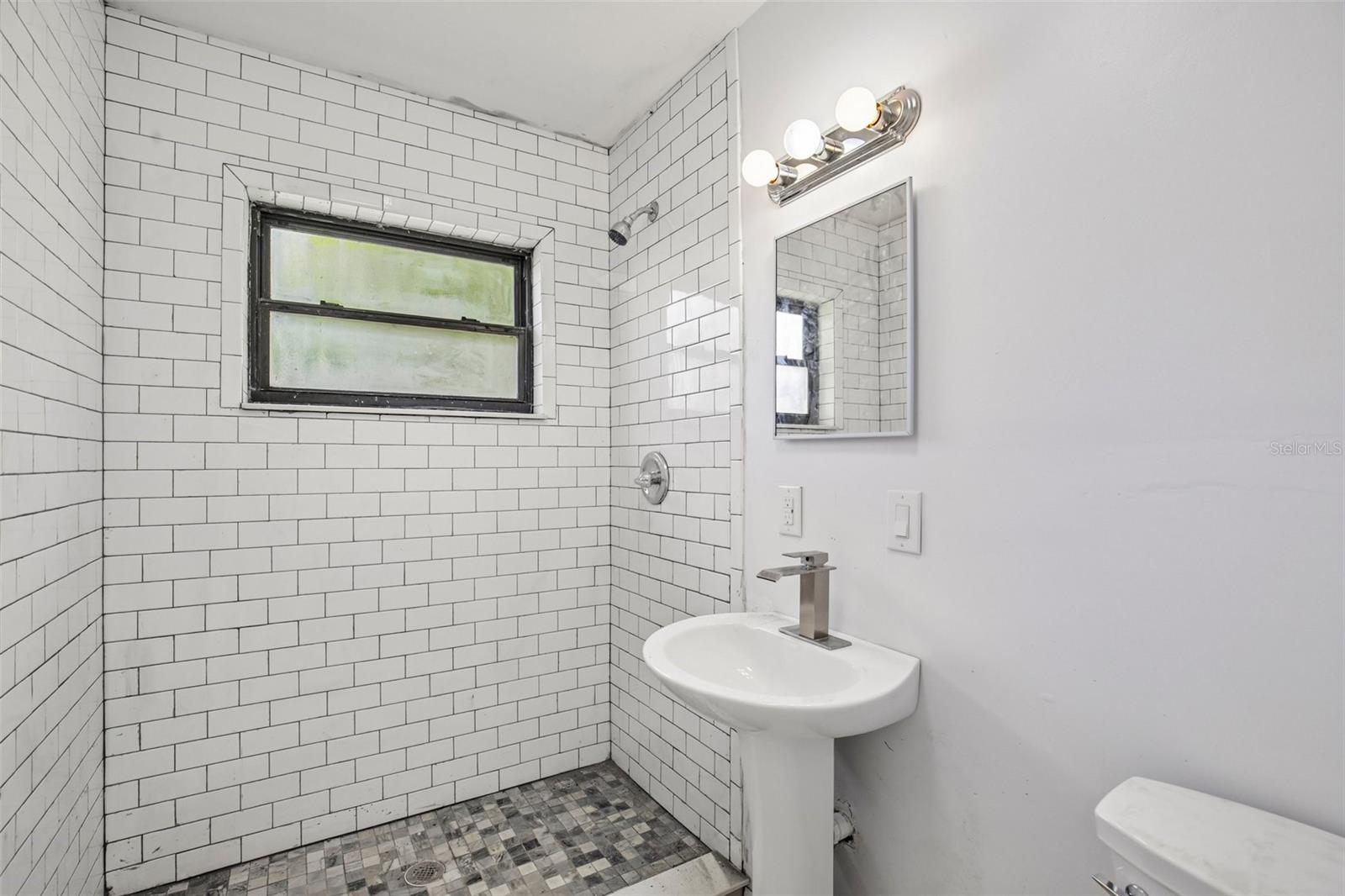 Image 19 of 34 For 807 Lucille Avenue