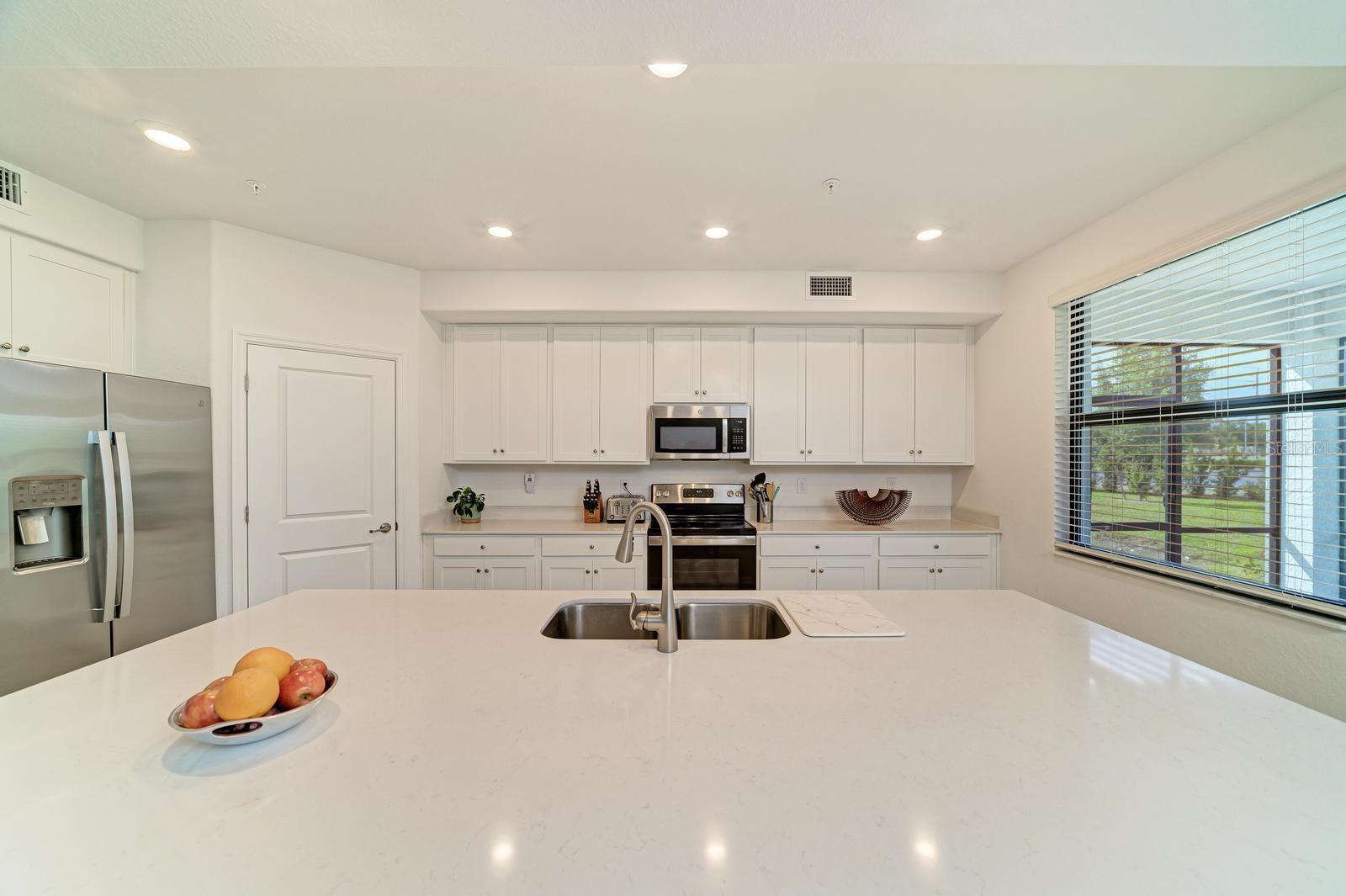 Image 10 of 26 For 5687 Honore Avenue 411