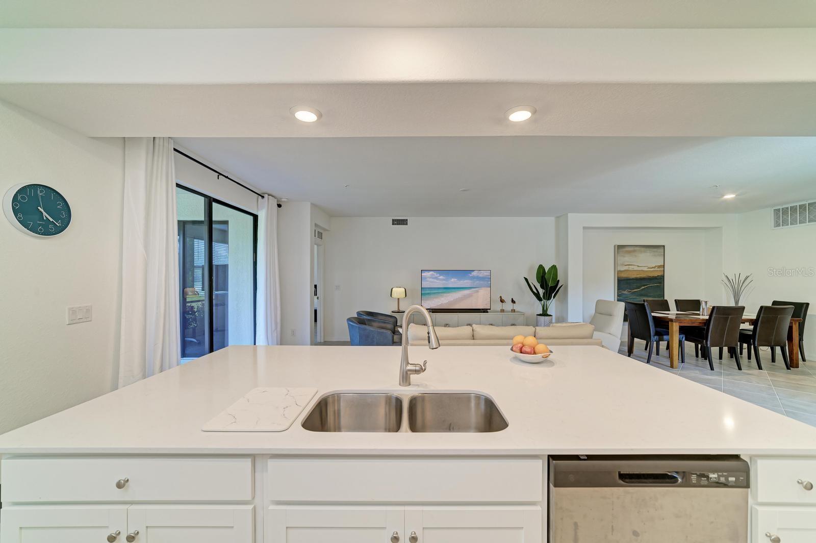 Image 11 of 26 For 5687 Honore Avenue 411
