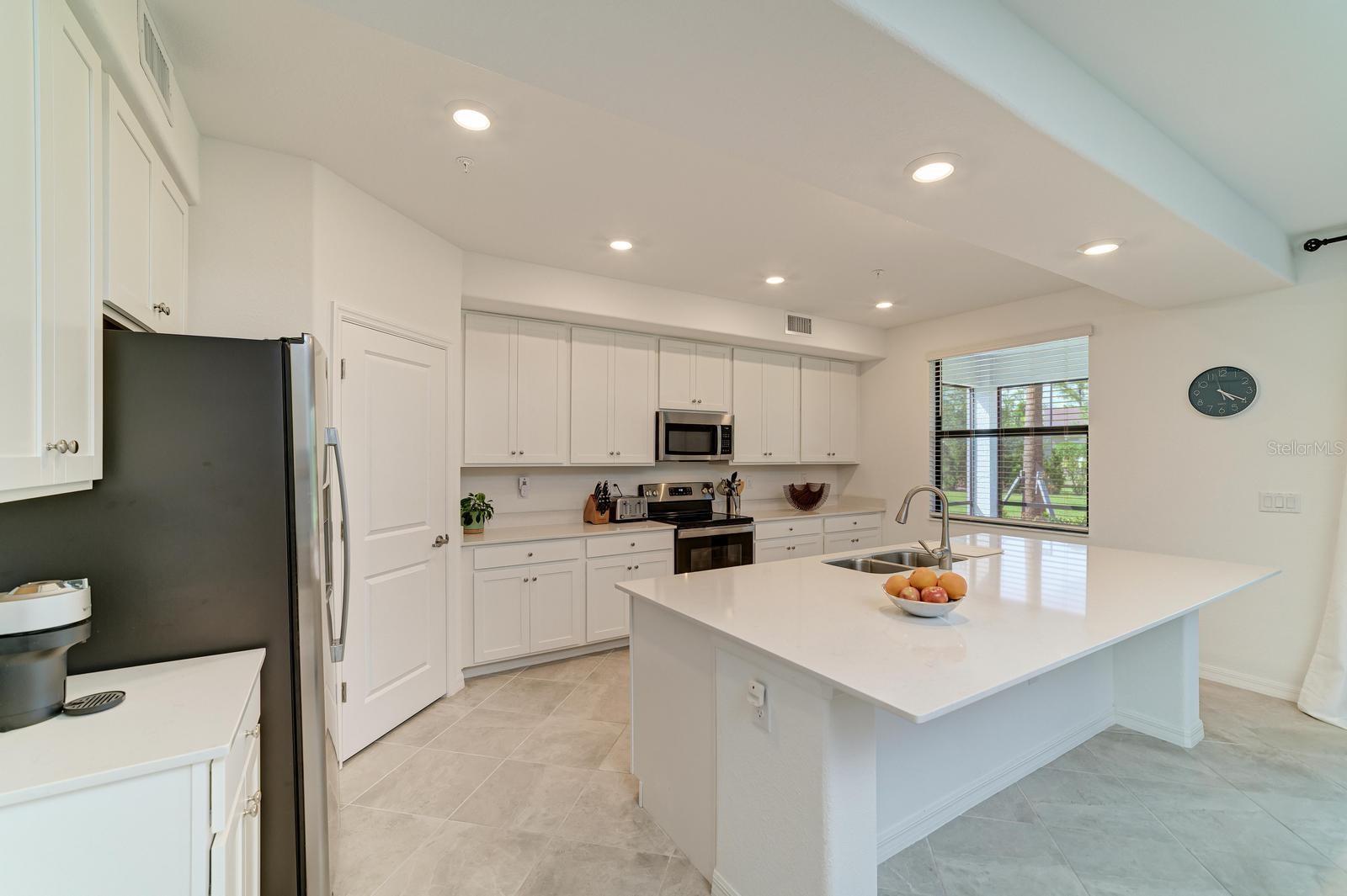 Image 9 of 26 For 5687 Honore Avenue 411