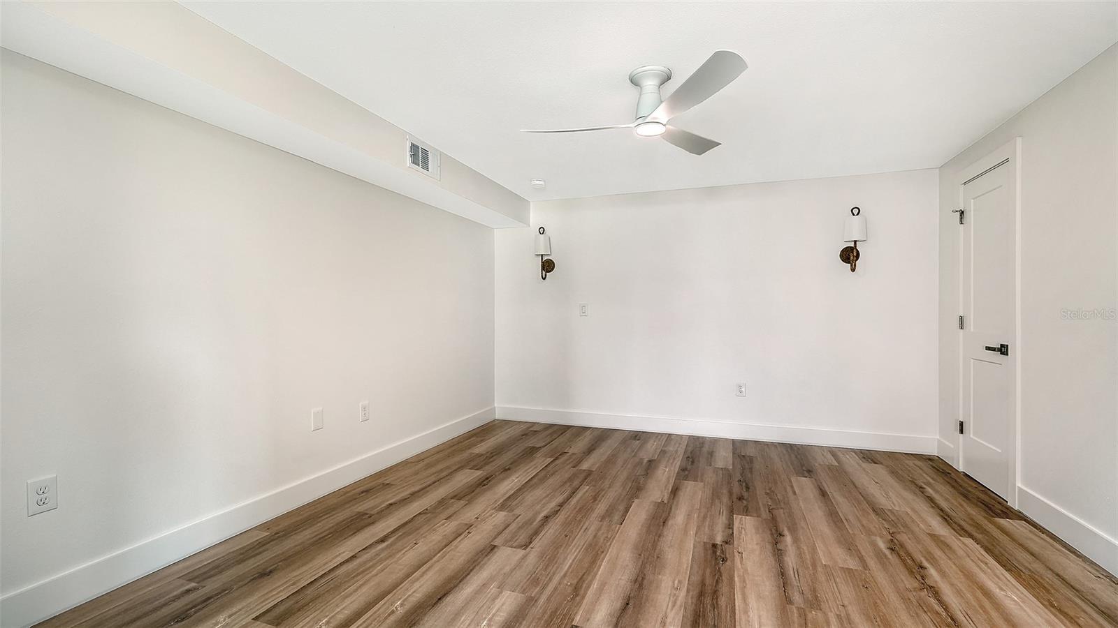 Image 22 of 59 For 711 Spanish Drive S