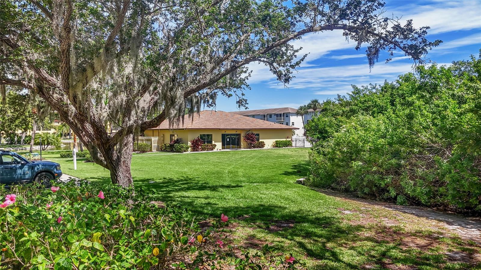 Listing photo id 27 for 5775 Park Street N 410