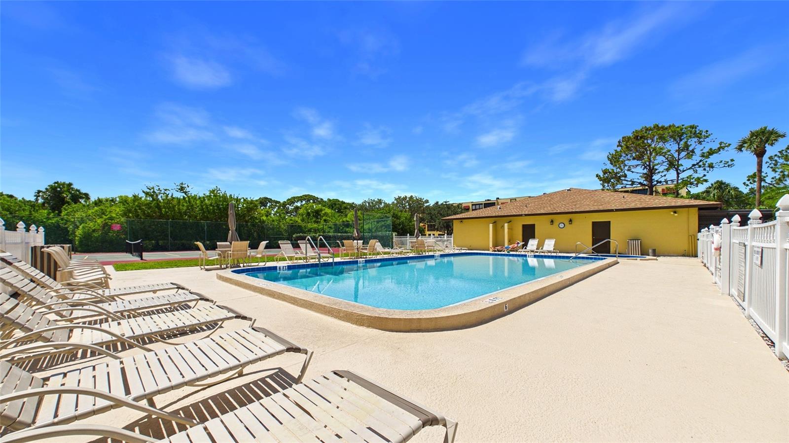 Listing photo id 37 for 5775 Park Street N 410