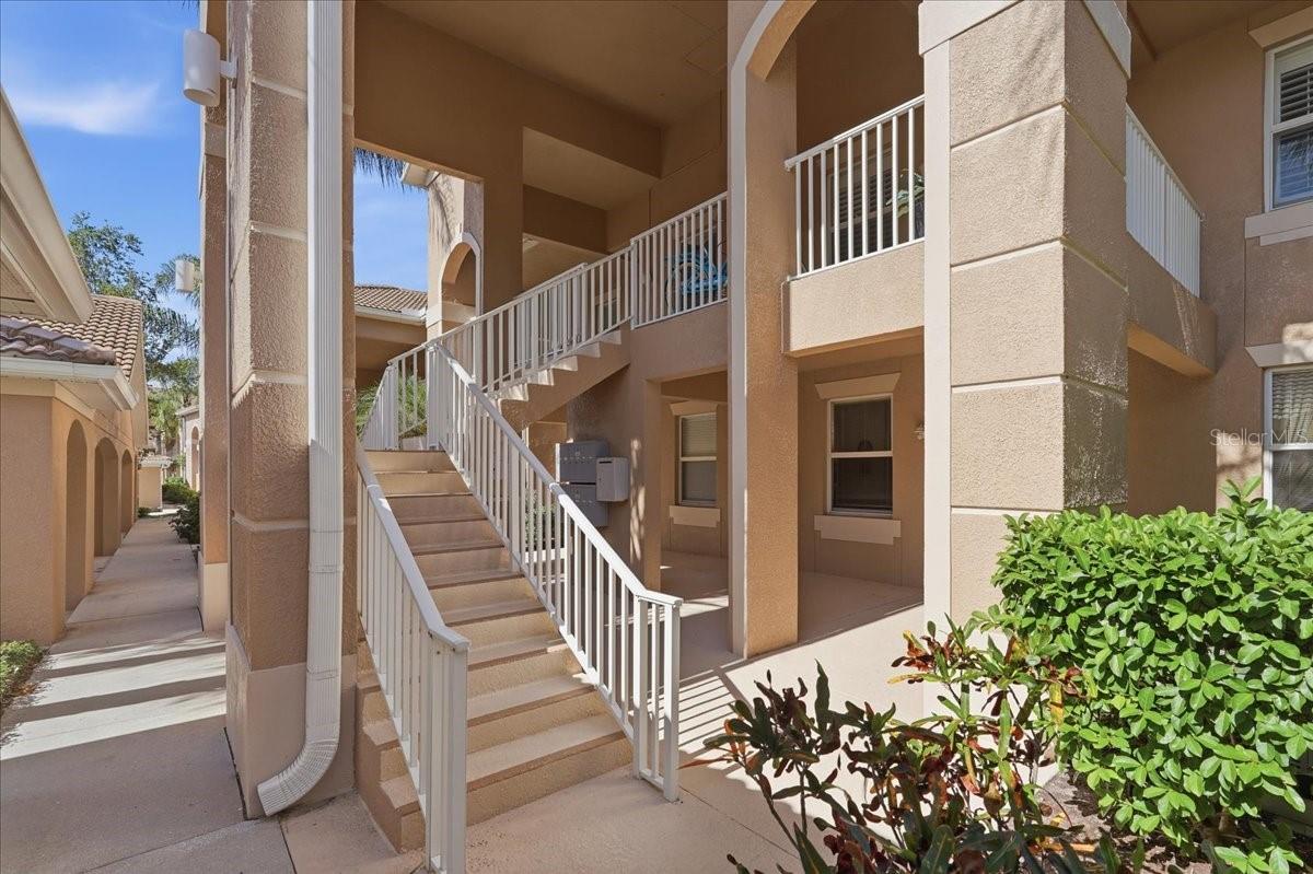 Image 3 of 45 For 819 Fairwaycove Lane 204