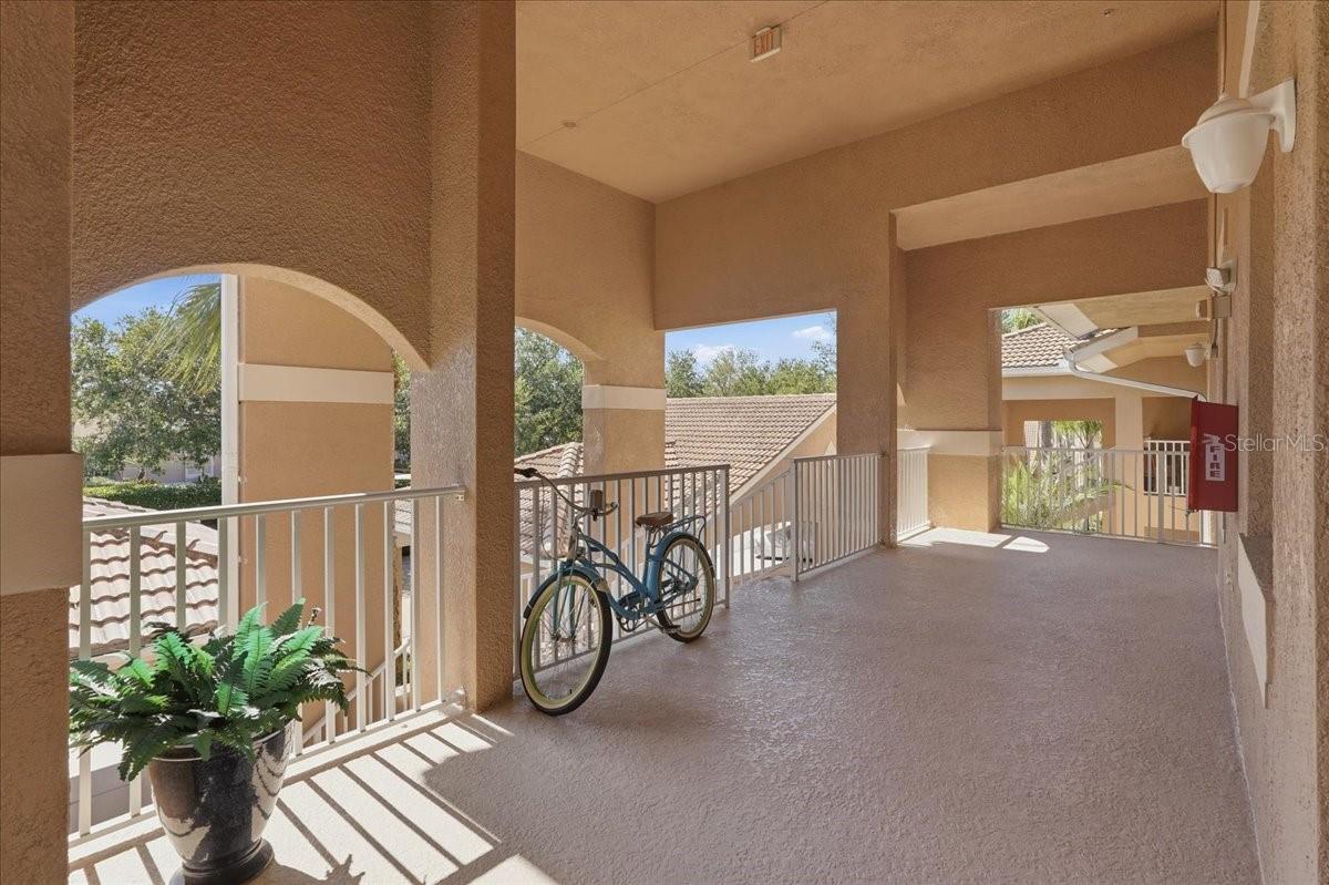 Image 4 of 45 For 819 Fairwaycove Lane 204