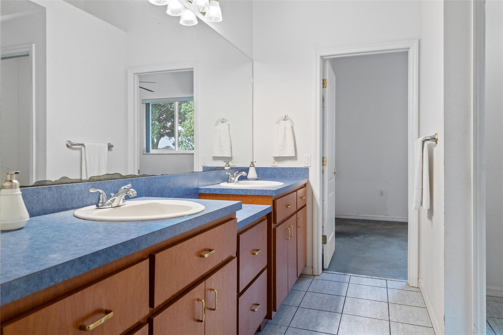 Image 38 of 61 For 13496 S Oakview Avenue