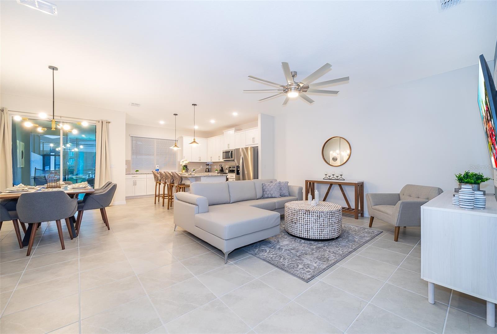 Image 12 of 27 For 1852 Tropical Palms Circle