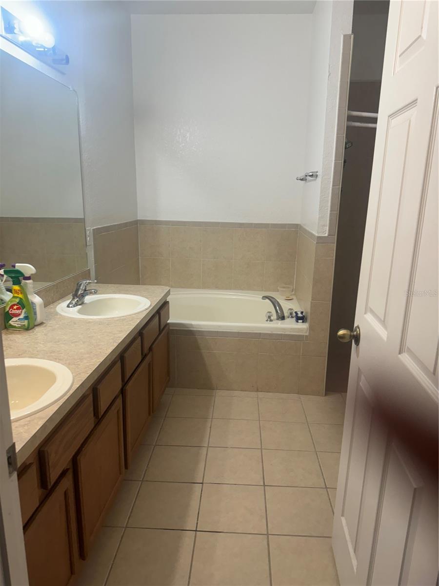 Image 11 of 17 For 913 Gascony Court