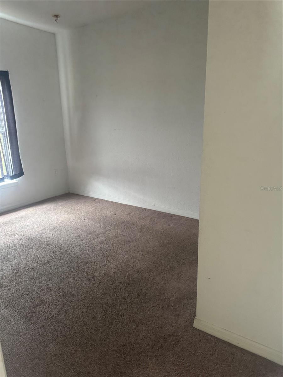 Image 8 of 17 For 913 Gascony Court