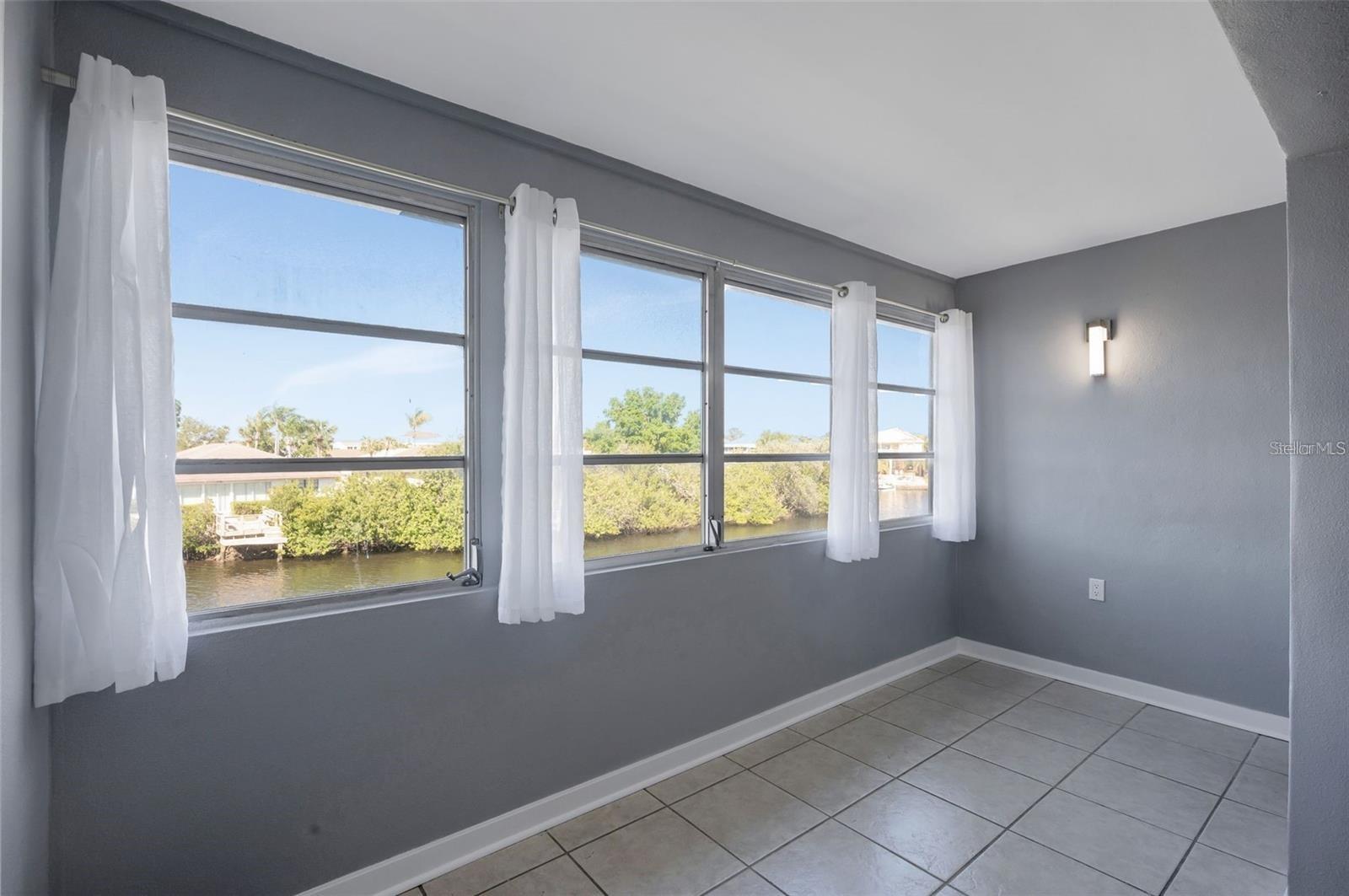 Listing photo id 25 for 4555 Marine Parkway 202