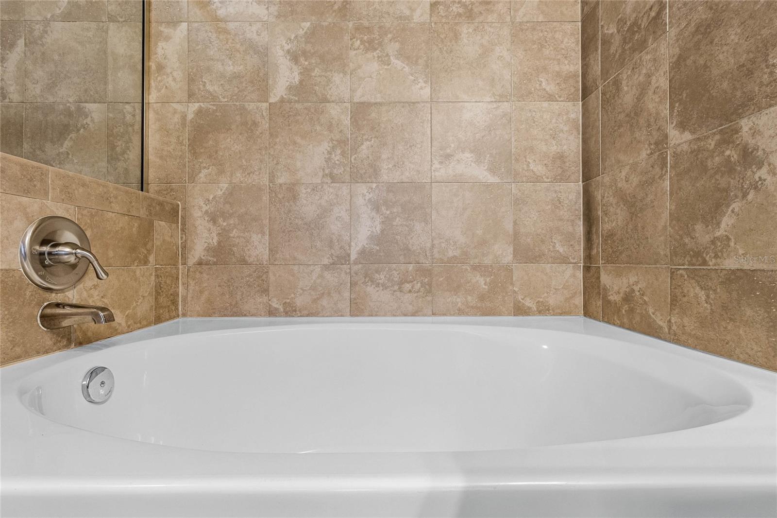 Image 23 of 47 For 902 Charo Parkway 636