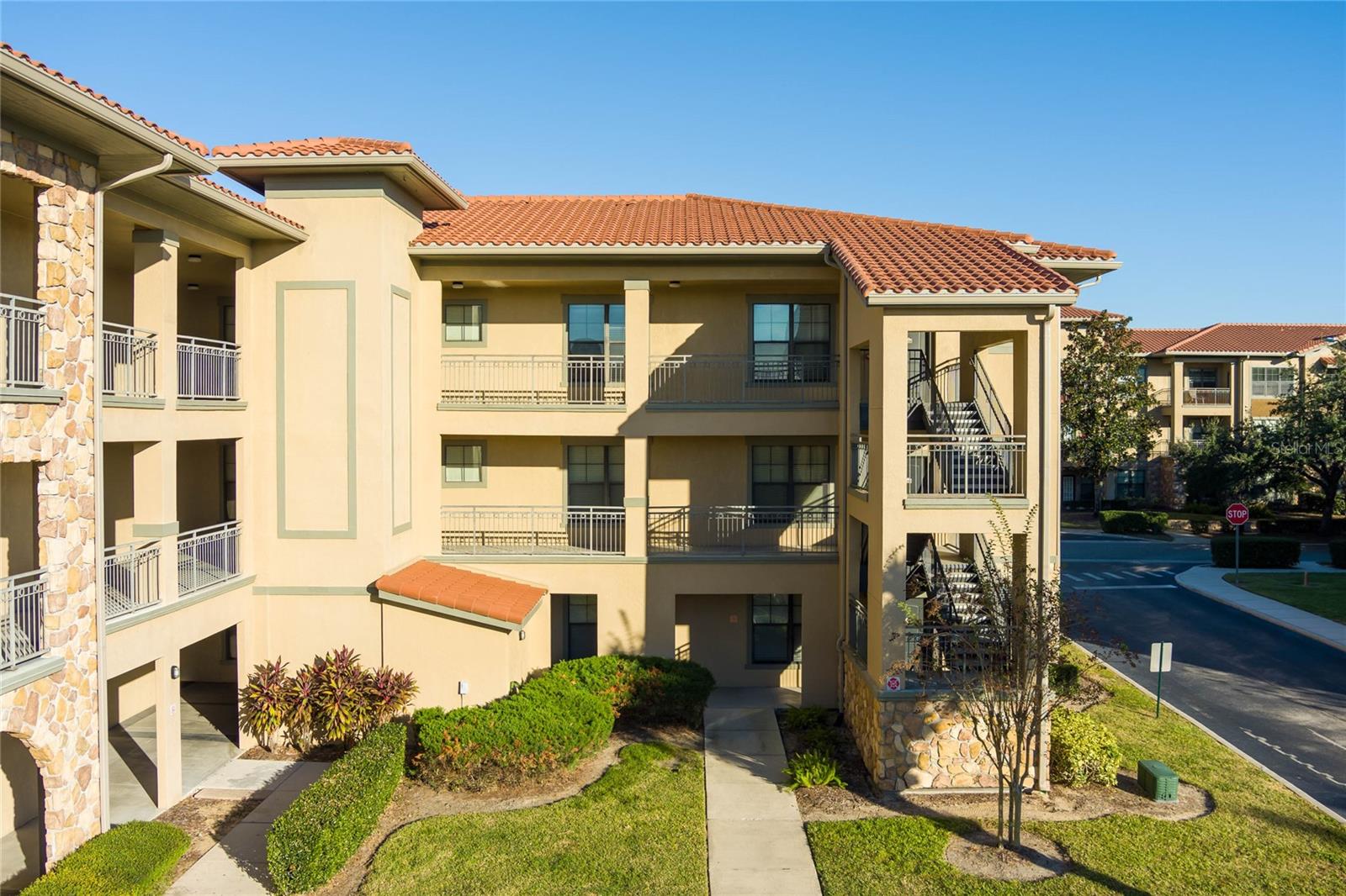 Image 30 of 47 For 902 Charo Parkway 636