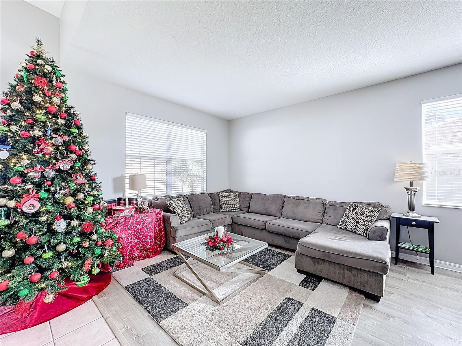 Image 4 of 50 For 370 Henley Circle