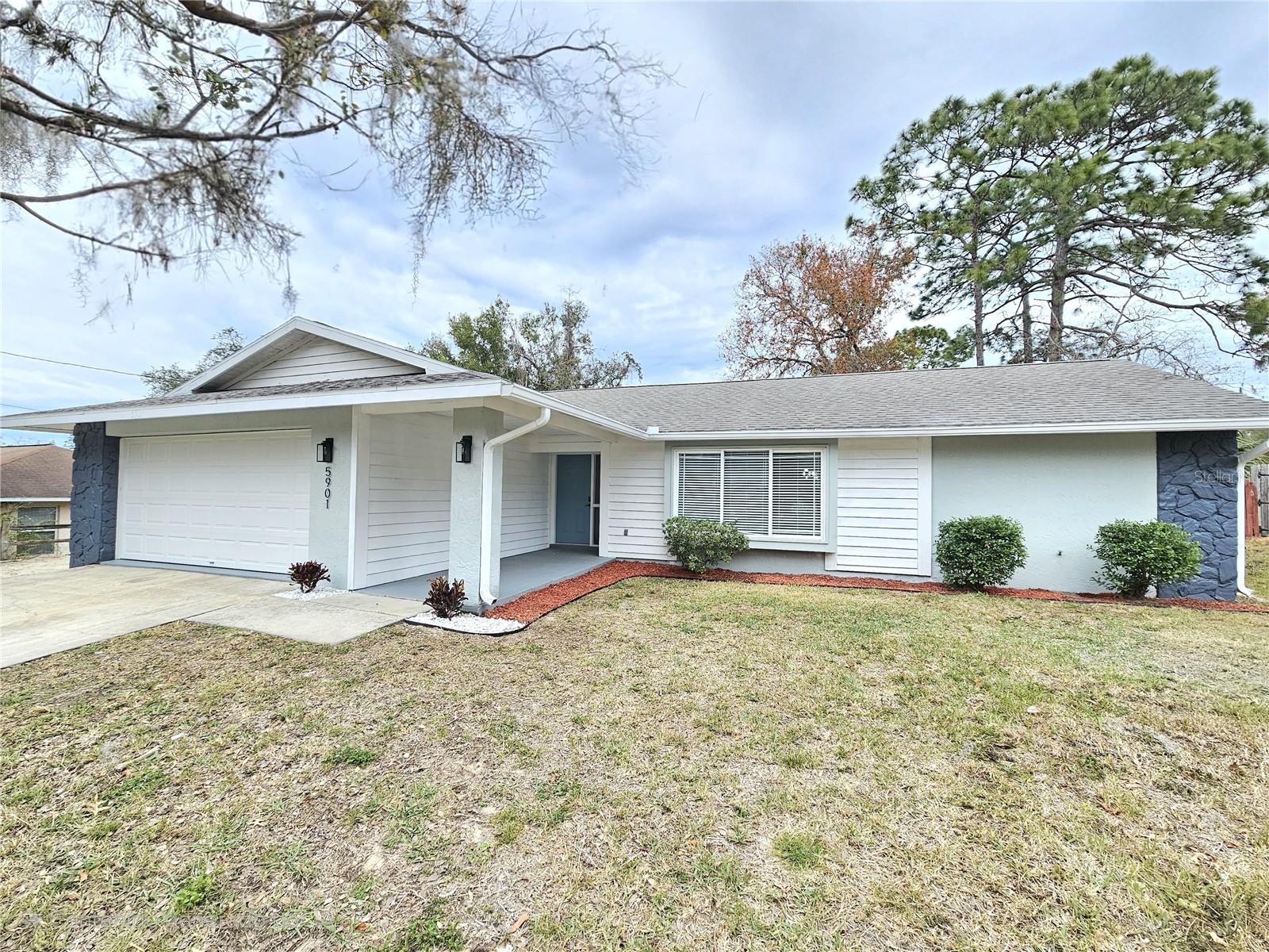 Listing photo id 1 for 5901 Woodside Drive