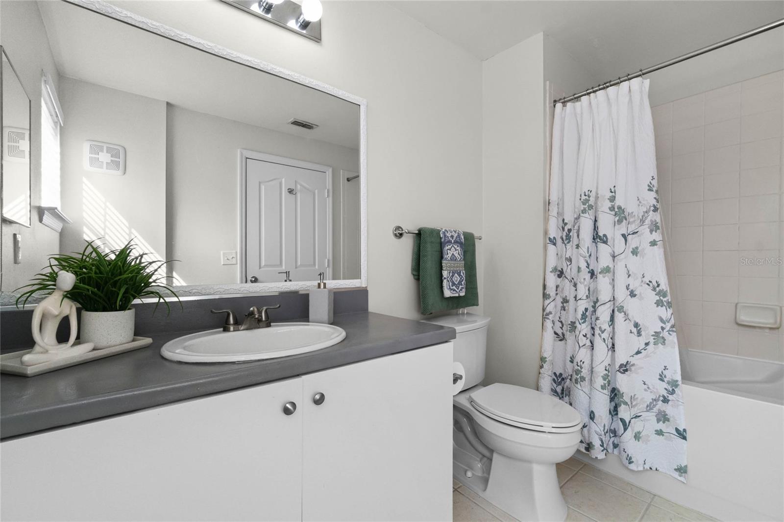 Image 14 of 20 For 709 Centervale Drive