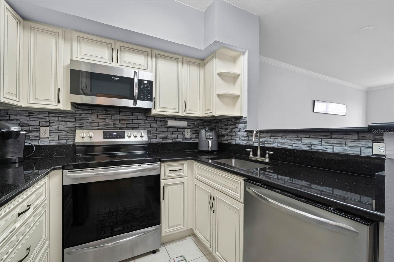Image 7 of 20 For 709 Centervale Drive
